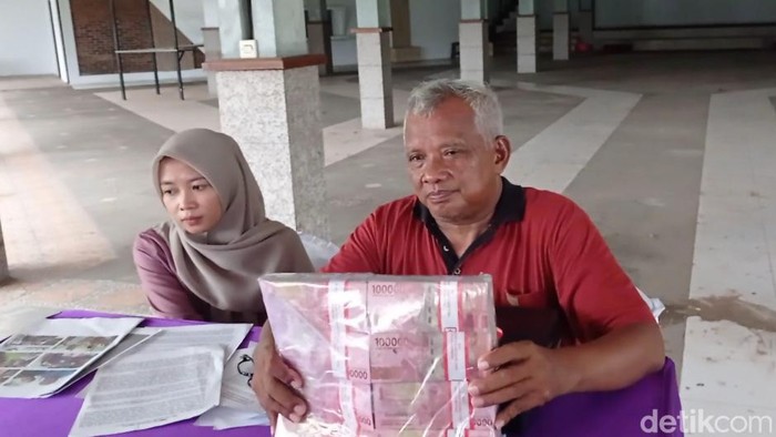 Suryana dan uang ratusan juta Rupiah yang ia siapkan bagi siapapun  yang bisa mendamaikan ia dan keluarganya di Tasikmalaya