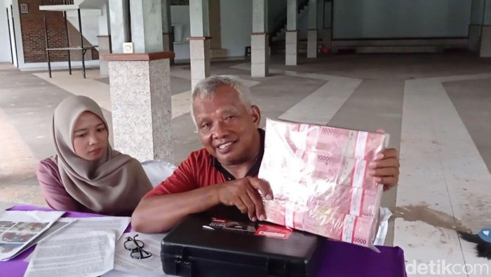Suryana dan uang ratusan juta Rupiah yang ia siapkan bagi siapapun  yang bisa mendamaikan ia dan keluarganya di Tasikmalaya