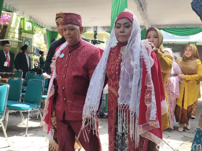 Suwito dan Krismiati mengikuti nikah massal yang diselenggarakan Kemenag Solo, Kamis (11/1/2024).