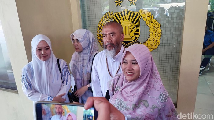 Syekh Puji dan keluarga saat keluar dari gedung Ditreskrimsus Polda Jateng setelah menjalani mediasi dengan Eko Kuntadhi, Kamis (11/1/2024).