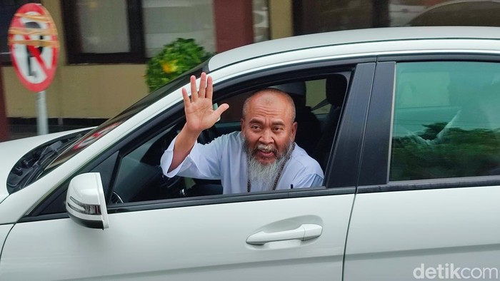 Syekh Puji dan keluarga saat keluar dari Gedung Ditreskrimsus Polda Jateng di Semarang sesuai menjalani mediasi dengan Eko Khuntadi, Kamis (11/1/2024).