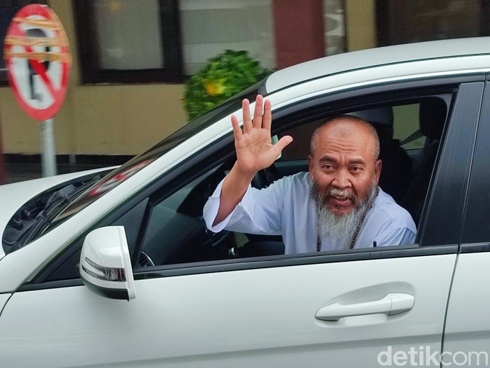Syekh Puji dan keluarga saat keluar dari Gedung Ditreskrimsus Polda Jateng di Semarang sesuai menjalani mediasi dengan Eko Khuntadi, Kamis (11/1/2024).