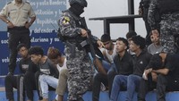 Polisi menunjukkan sejumlah pria yang diidentifikasi sebagai penyerang stasiun Televisi TC, di markas polisi Guayaquil, Ekuador, Rabu (10/1/2024).  
