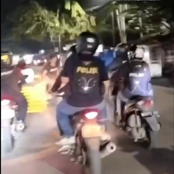 Tangkapan layar video diduga pencuri pagar dikawal personel kepolisian menuju Mako Polrestabes Medan. (Dok. Istimewa)