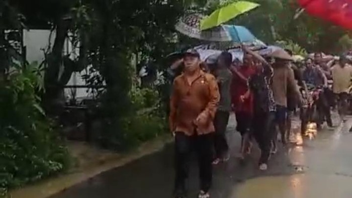 Pihak desa dan warga evakuasi tubuh Casmidah, yang tewas tersengat listrik di Pemalang untuk dibawa ke rumah duka Kamis (11/1/2024).