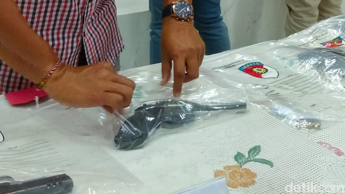 Tiga senpi yang diamankan dari tersangka penembakan relawan Prabowo di Sampang.