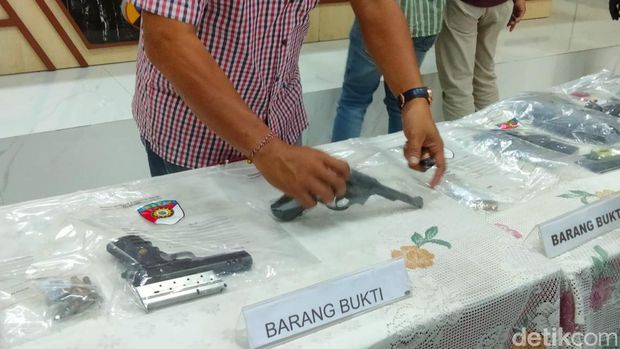 Tiga senpi yang diamankan dari tersangka penembakan relawan Prabowo di Sampang.
