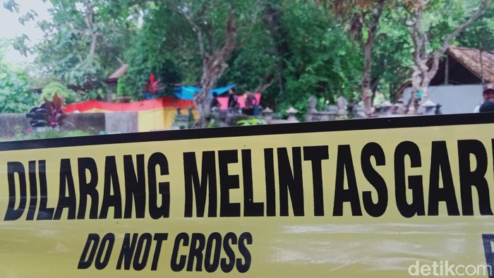 Tim forensik membongkar makam dan mengautopsi jenazah SW di Desa Karanglo, Kecamatan Klaten Selatan, Klaten, Kamis (11/1/2024).