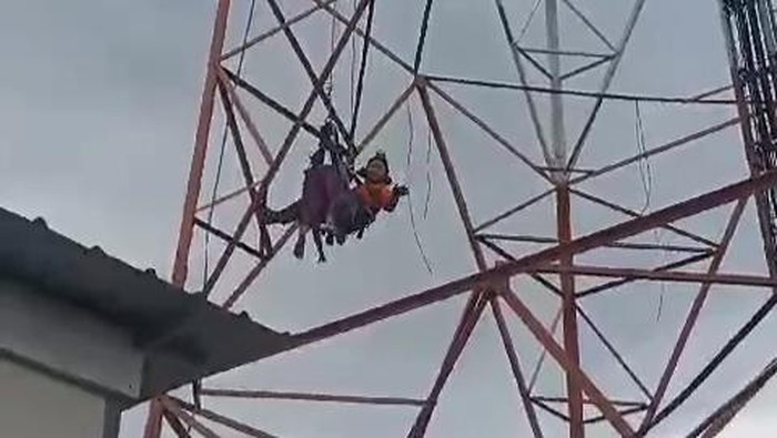 Tim SAR gabungan menyelamatkan wanita yang diduga hendak bunu diri memanjat tower BTS.