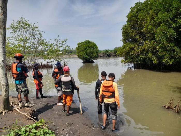 Tim SAR gabungan saat melakukan pencarian seorang pemancing yang hilang di Kali Progo, Kapanewon Galur, Kulon Progo, Rabu (10/1/2024).