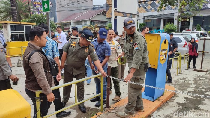 Tim Satpol pp saat menutup area parkir Komplek Rajawali Palembang, Kamis (11/1/2024).