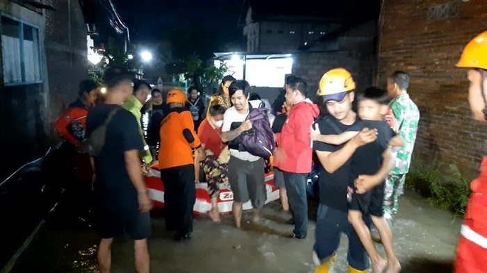 TRC BPBD Boyolali dan relawan mengevakuasi warga Desa Sawahan, Kecamatan Ngemplak, Boyolali, yang rumahnya mengalami kebanjiran, Kamis (11/1/2024) malam.