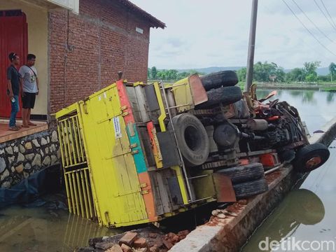 Truk bermuatan beras terguling masuk ke sawah usai banting stir hindari kucing menyeberang di jalan Karangdowo-Cawas, Desa Japanan, Kecamatan Cawas, Klaten, Kamis (11/1/2024).