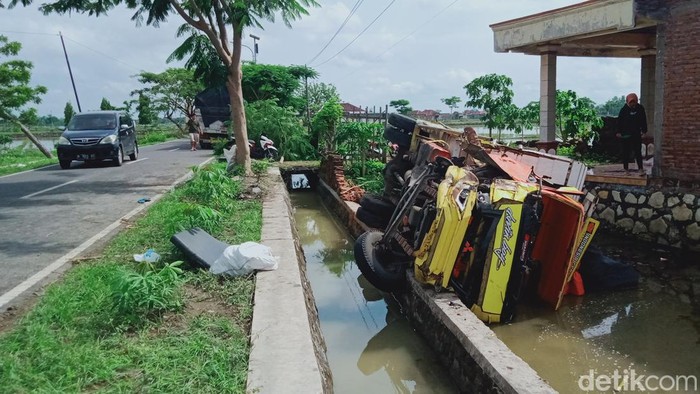 Truk bermuatan beras terguling masuk ke sawah usai banting stir hindari kucing menyeberang di jalan Karangdowo-Cawas, Desa Japanan, Kecamatan Cawas, Klaten, Kamis (11/1/2024).