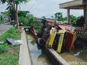 Gegara Hindari Kucing, Truk Beras di Klaten Nyebur ke Sawah