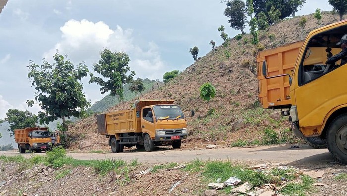 Truk sampah tidak bisa melintas akibat pemblokiran jalan oleh petani Desa Lune, Dompu, NTB, Kamis (11/1/2024).