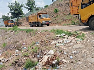 Petani di Dompu Blokir Jalan Truk Sampah, Tuntut Penyaluran Pupuk Subsidi