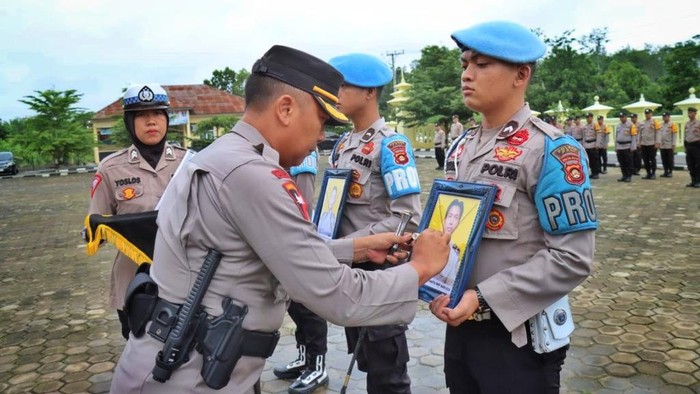 Upacara PTDH Bripka Irawan Setiawan dan Bripda Een Aryanto.