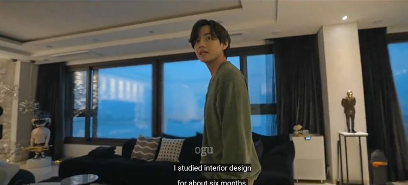 V BTS perdana menunjukkan isi rumahnya V BTS perdana menunjukkan isi rumahnya