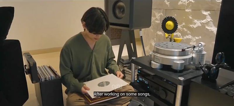 V BTS perdana menunjukkan isi rumahnya V BTS perdana menunjukkan isi rumahnya