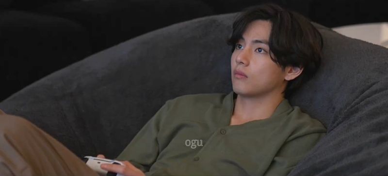 V BTS perdana menunjukkan isi rumahnya V BTS perdana menunjukkan isi rumahnya