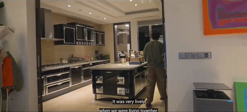 V BTS perdana menunjukkan isi rumahnya V BTS perdana menunjukkan isi rumahnya