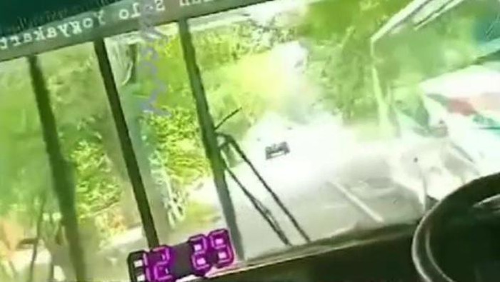 viral bus sugeng rahayu dilempar batu