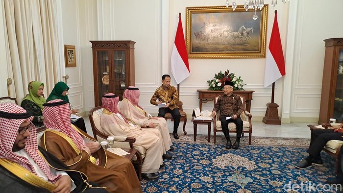 Wakil Presiden Maruf Amin membahas soal situasi di Gaza, Palestina dengan Wamenlu Arab Saudi Waleed bin Abdul Karim El-Khereji. (Lisye/detikcom).