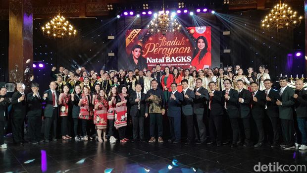 Wakil Wali Kota Solo, Teguh Prakosa bersama para Panitia Perayaan Natal 2023 di Balai Kota Solo.