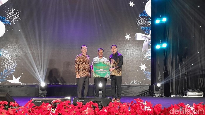 Wakil Wali Kota Solo, Teguh Prakosa memberikan doorprize kepada pemenang hadiah uang tunai Rp 10 juta di acara Panitia Natal Bersama 2023.