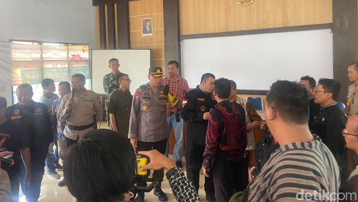 Warga menggelar protes menuding Ketua PPK Ajibarang Brebes tak netral, Kamis (11/1/2024).