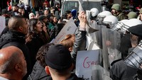 Kunjungan itu mendapat protes dari sejumlah warga Palestina. 
