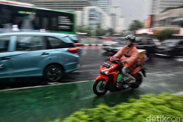 Hujan dengan curah tinggi mengguyur Jakarta, Kamis (11/1). Sperti yang terlihat di kawasan jalan Thamrin ini.