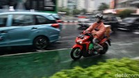 Warga pun dihimbau waspada saat berkendara di tengah hujan deras.  