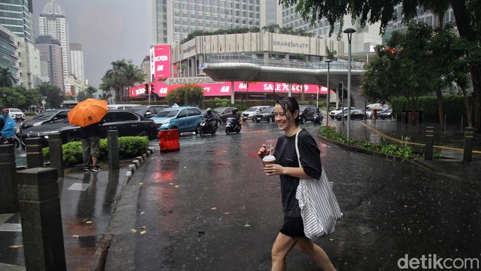 Hujan dengan curah tinggi mengguyur Jakarta, Kamis (11/1). Sperti yang terlihat di kawasan jalan Thamrin ini.