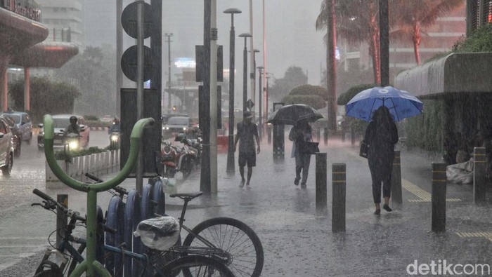 Waspada! Hujan Ekstrim Guyur Thamrin Hujan dengan curah tinggi mengguyur Jakarta, Kamis (11/1). Sperti yang terlihat di kawasan jalan Thamrin ini.