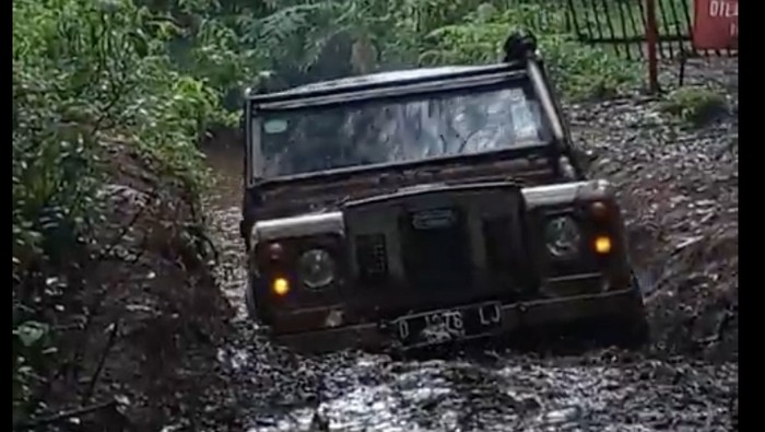 Mobil offroad di Cikole, Lembang
