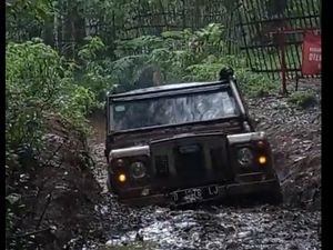 Sensasi Jumpalitan Naik Land Rover di Wisata Offroad Lembang