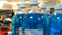 Tampil menarik di rak yang ada di supermarket, siapa sangka cairan mirip minuman bersoda ini ternyata produk pembersih kaca. Foto: Pool/Site
