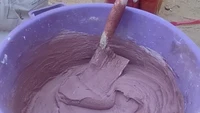 Mirip seperti es krim dan yogurt rasa blueberry ternyata krim ini merupakan adonan semen untuk plester bangunan. Foto: Pool/Site