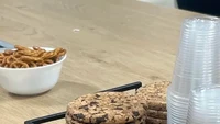 Tatakan gelas ini tampilannya sangat mirip dengan cookies dengan hiasan choco chip di atasnya.  Foto: Pool/Site