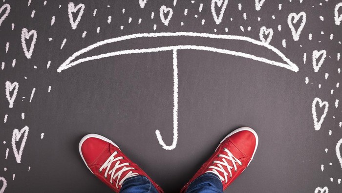 Sepatu Basah Kehujanan Rawan Ditumbuhi Jamur-Bakteri, Ini Saran Dokter Kulit