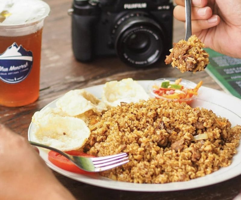 5 Nasi Goreng Kaki Lima yang Kelezatannya Bertahan Puluhan Tahun