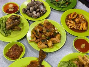 5 Warung Seafood Tenda Kaki Lima Ini Sukses Bertahan Puluhan Tahun