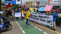 Aksi unjuk rasa pemilu damai ini dilatarbelakangi oleh adanya demonstrasi mahasiswa Universitas Indonesia yang membagikan foto salah satu calon presiden.