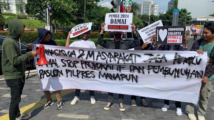 Aksi Gabungan Mahasiswa Ajak Masyarakat Ciptakan Pemilu Damai Aksi Gabungan Mahasiswa Ajak Masyarakat Ciptakan Pemilu Damai