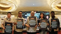 Wakil Komandan Alpha (Teritorial) Tim Kampanye Nasional (TKN) Prabowo-Gibran, Fritz Edward Siregar, bersama Koordinator Nasional Prabowo-Gibran Digital Team (PRIDE) Anthony Leong (kiri), Caleg DPR RI, Uya Kuya (dua kiri), Koordinator Luar Negeri Prabowo-Gibran Digital Team (PRIDE), Arjun Roy, saat Aktivasi Pasukan Digital Diaspora Menangkan Prabowo-Gibran di Hotel Ambhara, Jakarta Selatan.
