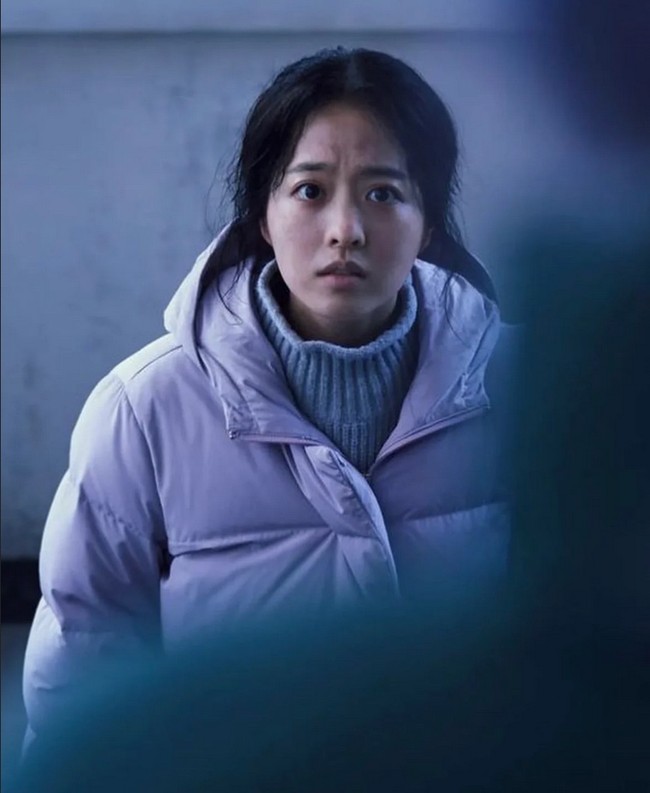 Park Bo YoungAktris yang dikenal dengan pesona imutnya ini tak segan tampil bareface dalam dua proyek terbaru, Concrete Utopia dan Daily Dose of Sunshine. Dalam keduanya, ia berperan sebagai perawat yang tampaknya tidak punya banyak waktu mengurus penampilan. Foto: Dok. Internet via Kbizoom