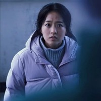 Park Bo YoungAktris yang dikenal dengan pesona imutnya ini tak segan tampil bareface dalam dua proyek terbaru, Concrete Utopia dan Daily Dose of Sunshine. Dalam keduanya, ia berperan sebagai perawat yang tampaknya tidak punya banyak waktu mengurus penampilan. Foto: Dok. Internet via Kbizoom