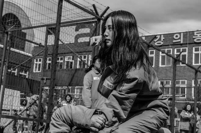 NanaNana jadi perbincangan berkat aktingnya dalam serial Netflix, Mask Girl. Berperan sebagai narapidana, Nana tentu tidak bisa tampil glamour. Ia pun menanggalkan makeup dalam beberapa adegan yang mendukung perannya. Tapi tentu Nana terlihat tetap menawan dan tidak terlalu berbeda dari tampilan biasanya di layar kaca. Foto: Dok. Internet via Kbizoom